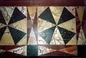 Pavement de la Villa d'Hadrien à Tivoli. Croix en Porphyre vert du Péloponnèse.