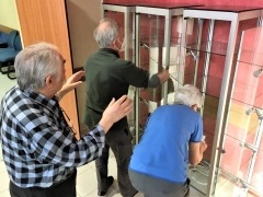 19 04 2022 début de l'installation de la collection de Jacques Géraud