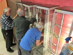 19 04 2022 début de l'installation de la collection de Jacques Géraud
