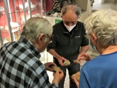 19 04 2022 début de l'installation de la collection de Jacques Géraud