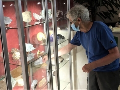 19 04 2022 début de l'installation de la collection de Jacques Géraud