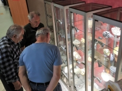 19 04 2022 début de l'installation de la collection de Jacques Géraud