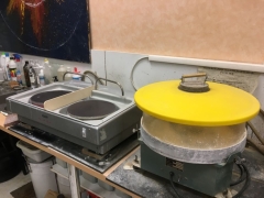 Le polissoir vibreur (couvercle jaune) et le polissoir à 2 plateaux