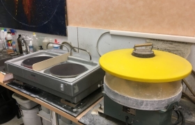 Le polissoir vibreur (couvercle jaune) et le polissoir à 2 plateaux