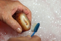 Nettoyage d'une agate après sciage © Christian Brion