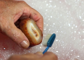 Nettoyage d'une agate après sciage © Christian Brion