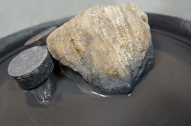 Polissage d'une agate rubanée au vibreur © Christian Brion