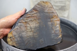 Boues d'abrasion pendant le polissage d'une agate rubanée au vibreur © Christian Brion