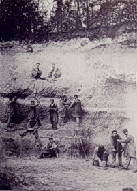 01- Carte postale ancienne de la falunière de Grignon : les "coquillards"