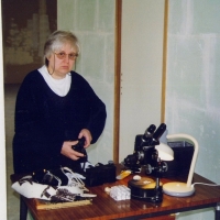 32- Novembre 1998 Maryse lors de la préparation de l'exposition sur le Lutétien