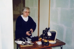 32- Novembre 1998 Maryse lors de la préparation de l'exposition sur le Lutétien