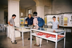 42- Novembre 1998 Exposition sur le Lutétien -Tout est prêt. Michel Cartereau (Arbre de Fer), Claude et Nicole