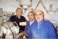 En blouse bleue, de g à d, Michel et Georges  ont pris leur succession. A gauche JC Debenne, spécialiste en Préhistoire. Janvier 2004