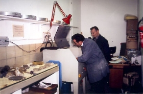 De G à D : Gilbert Soulié et Albert Bry ont assuré la création de l'atelier Bonvin en 1987 : récupération de matériel auprès du CNET et aménagement du local