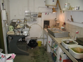 Vue droite de l'atelier - La polisseuse à droite a été donnée par JP Roucan. mars 2001