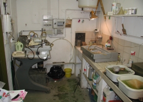 Vue droite de l'atelier - La polisseuse à droite a été donnée par JP Roucan. mars 2001