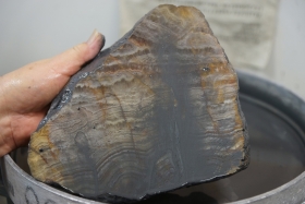 Agate en cours de polissage - Aveyron