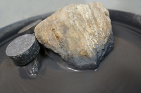 Agate en cours de polissage sur le plateau vibrant