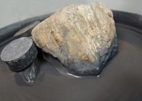 Agate en cours de polissage sur le plateau vibrant