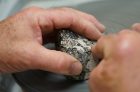 Opération de polissage d'une diorite orbiculaire