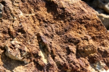 Zone indurée et riche en oxydes de fer dans l'Aalénien - Photo Aude
