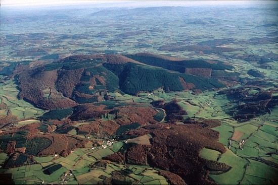 Vue aérienne du Mont Beuvray - Photo René Gogey