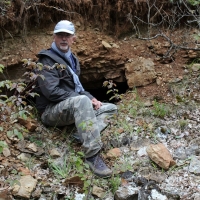 06-17 Pierre, notre guide, à Moulibez, ancienne mine de la Croix Rouge, Barytine