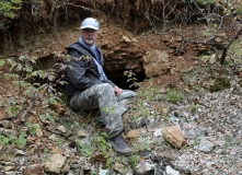 06-17 Pierre, notre guide, à Moulibez, ancienne mine de la Croix Rouge, Barytine
