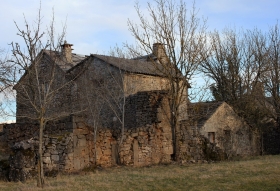 Hameau de Claparouse (maisons de type caussenard), entre Lanuéjols et Revens.