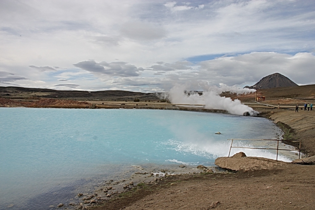 15- Hverir, un lac d’un joli bleu inciterait à la baignade si ce n’est l’eau bouillante et l’acide sulfurique qu’elle contient