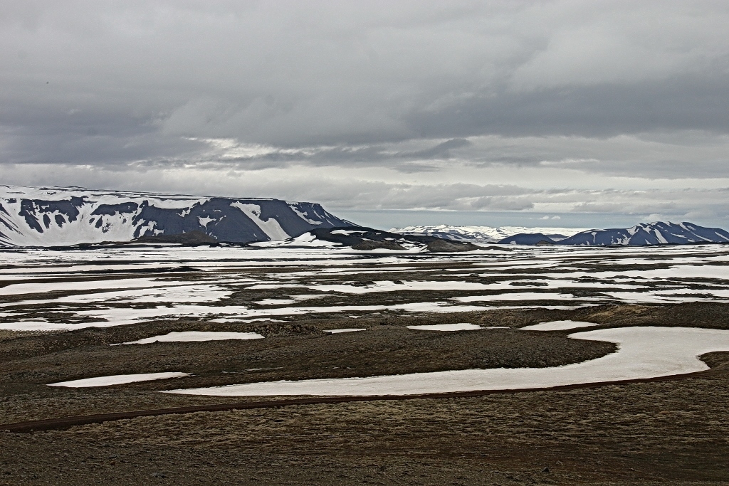 18- Au nord-est du Lac de Myvatn, Krafla où stagne, en juin, la neige et l’eau omniprésentes. Au 20èmesiècle, le volcan de Krafla est entré en éruption en 1975, 1977, 1980. En 1981 une des deux éruptions a interrompu le trafic aérien en Europe.