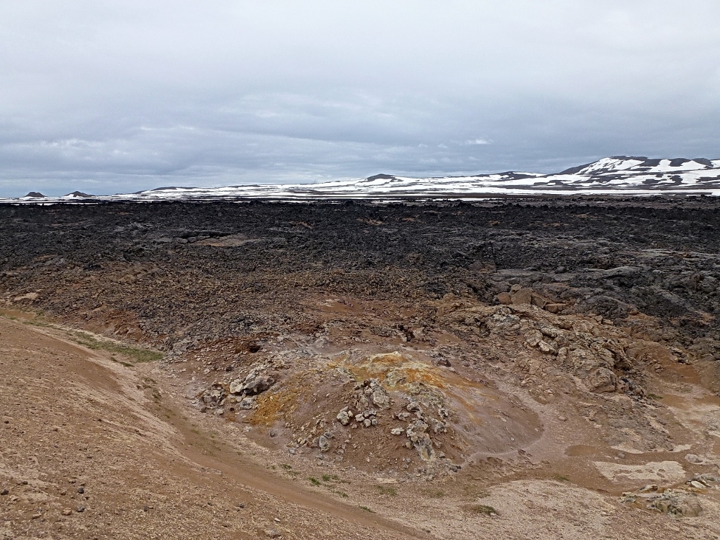 19- A Leirhnjûkur, immenses champs de laves, parfois très récentes, qu'il faut traverser à pied pour atteindre les chutes de Dettifoss