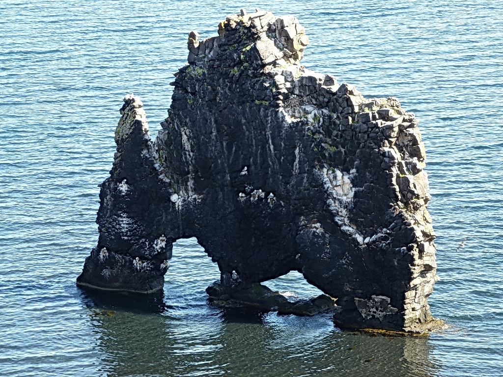 23- Un étrange reste de basalte buriné par les éléments, à Hvitserkur, au nord-est de l’île