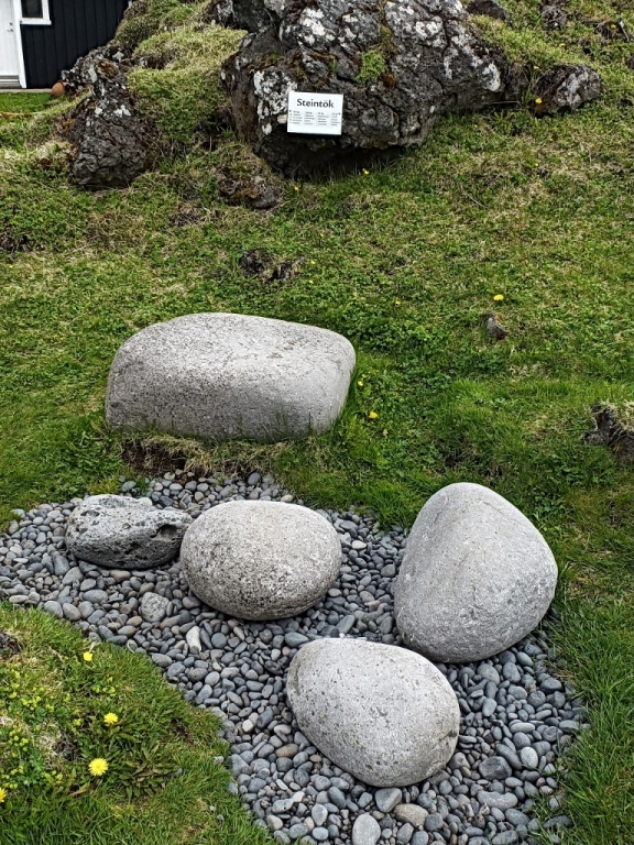 26- Hellissandur,, quelques-unes des pierres  (23, 54, 100 et 154 kg) que soulèvent les costauds du coin dans les concours de force folkloriques