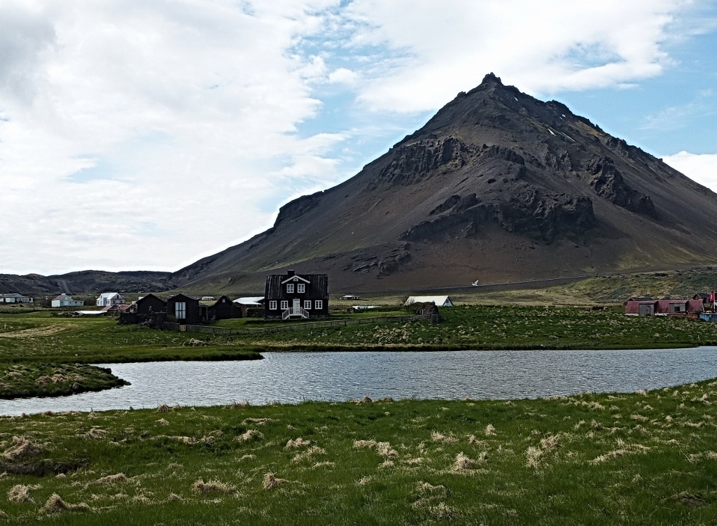 27- Budir,ancien volcan basaltique, sur la côte ouest, dans une région où, en une matinée de juin on ne croise qu'une seule voiture. Le paysage, classique : des prairies et au milieu, quelques rares fermes isolées.