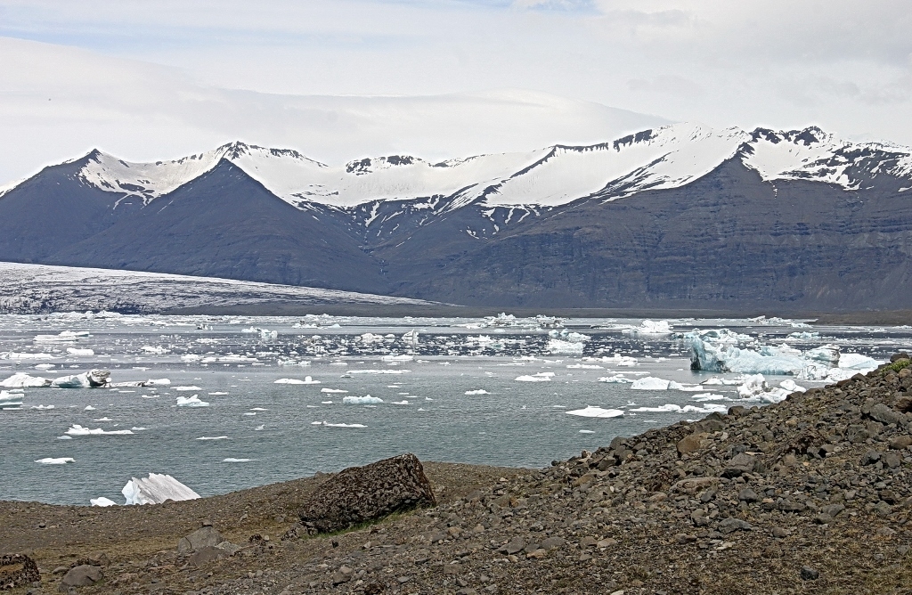 6- A Jokulsarlon les glaciers se jettent directement dans la mer en y dispersant de nombreux icebergs