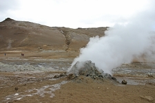 12- Hverir près du Lac Myvatn, on trouve ces cheminées par où sortent sous pression des vapeurs d'eau chargées de soufre