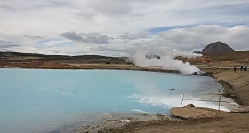 15- Hverir, un lac d’un joli bleu inciterait à la baignade si ce n’est l’eau bouillante et l’acide sulfurique qu’elle contient