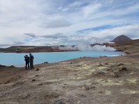 16- Hverir, un lac d’un joli bleu inciterait à la baignade si ce n’est l’eau bouillante et l’acide sulfurique qu’elle contient