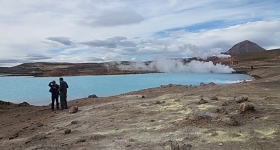 16- Hverir, un lac d’un joli bleu inciterait à la baignade si ce n’est l’eau bouillante et l’acide sulfurique qu’elle contient