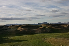 17- A Stakholstjörn  près du Lac Myvatn, des « pseudo-cratères ». L’eau de pluie s’est infiltrée dans le sol où elle a fini par rencontrer à très peu de profondeur la lave en fusion. Il en est résulté un dégagement important de vapeur qui a fait exploser la surface du sol
