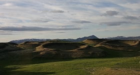 17- A Stakholstjörn  près du Lac Myvatn, des « pseudo-cratères ». L’eau de pluie s’est infiltrée dans le sol où elle a fini par rencontrer à très peu de profondeur la lave en fusion. Il en est résulté un dégagement important de vapeur qui a fait exploser la surface du sol