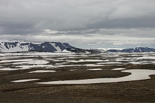 18- Au nord-est du Lac de Myvatn, Krafla où stagne, en juin, la neige et l’eau omniprésentes. Au 20èmesiècle, le volcan de Krafla est entré en éruption en 1975, 1977, 1980. En 1981 une des deux éruptions a interrompu le trafic aérien en Europe.