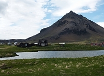 27- Budir,ancien volcan basaltique, sur la côte ouest, dans une région où, en une matinée de juin on ne croise qu'une seule voiture. Le paysage, classique : des prairies et au milieu, quelques rares fermes isolées.