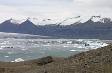 6- A Jokulsarlon les glaciers se jettent directement dans la mer en y dispersant de nombreux icebergs