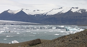 6- A Jokulsarlon les glaciers se jettent directement dans la mer en y dispersant de nombreux icebergs