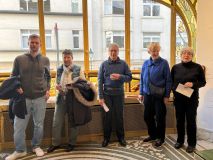 Une partie du groupe à l'intérieur du bow-window