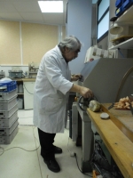 Michel surveille le sciage