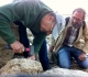 Jean Pierre et Tadeusz aux prises avec un oursin!
