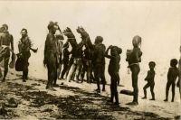Cérémonie sur une plage -photo  Harold A. Markham prise aux iles Salomon vers 1910